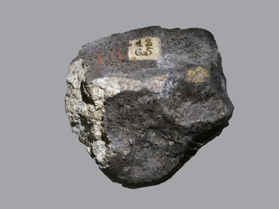 साधारण चोंड्राइट (L6)। अप्रैल १८०३ में ल'एगल (बासे-नॉरमैंडी, फ्रांस) में टॉमबी। प्राकृतिक इतिहास का राष्ट्रीय संग्रहालय, पेरिस। द्वारा अज्ञात