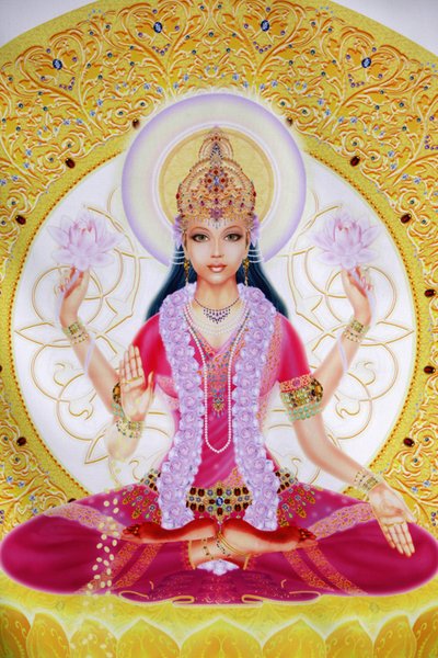 चित्र में धन की देवी और भगवान विष्णु की पत्नी लक्ष्मी कमल के फूल लिए बैठी हैं द्वारा अज्ञात
