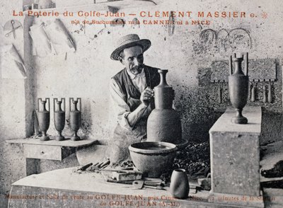 क्लेमेंट मासियर (1844-1917) के साथ पोस्टकार्ड, पॉटरी डी गोल्फ-जुआन के मास्टर कुम्हार अपने स्टूडियो, फ्रांस, 20 वीं शताब्दी में काम करते हैं द्वारा अज्ञात कलाकार
