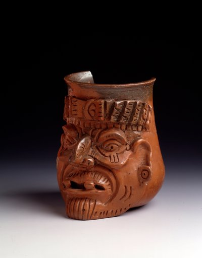 Precolombian कला, माया सभ्यता, पोस्ट शास्त्रीय काल: मानवशास्त्रीय मिट्टी का फूलदान जिसमें एक बूढ़े व्यक्ति का सिर एक चित्र और झुमके के साथ दिखाया गया है। Sun. h। 15,5 x चौड़ाई 10 सेमी ग्वाटेमाला, म्यूजियम नाज़ियोनेल डी आर्कियोलॉजी ई-इन्नोलोजिया - पूर्व-कोल द्वारा अज्ञात