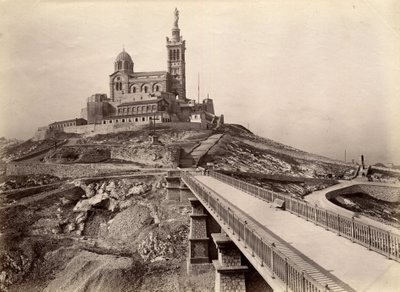 धार्मिक वास्तुकला: नॉट्रे डेम डे ला गार्डे (नोट्रे-डेम-डी-ला-गार्डे) के बेसिलिका का बाहरी दृश्य, जिसे "गुड मदर" (1853-1864) भी कहा जाता है, जिसे वास्तुकार हेनरी एस्परंडीयू (1829) की योजनाओं के बाद बनाया गया था। -1874)। मार्सिले, बोचेस डू रोन (13) द्वारा अज्ञात कलाकार
