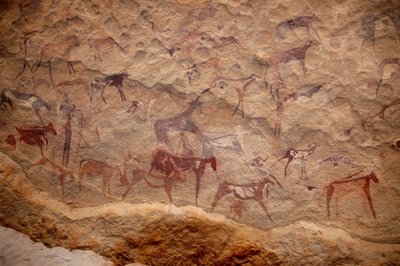रॉक कला, प्रागितिहास: सूडान के उवेनाट मासिफ में एक अलंकृत आश्रय में मवेशियों और पॉलीक्रोम पात्रों (चरवाहों और तीरंदाजों) के एक समूह की रॉक पेंटिंग। 8000 से 3000 वर्ष ईसा पूर्व की अवधि। फोटोग्राफी द्वारा अज्ञात