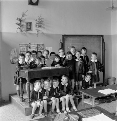 वेनिस में लड़कों का स्कूल, छात्र ब्लाउज पहनते हैं। 1950 के दशक द्वारा अज्ञात