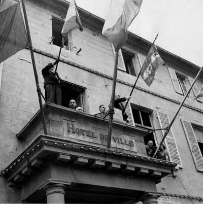 द्वितीय विश्व युद्ध (1939-1945) - द्वितीय विश्व युद्ध (WWII या WW2): चेरबर्ग (मांचे) फ्रांस 20 अगस्त 1944: अपनी यात्रा के दौरान, जनरल डी गॉल (कॉमाइट डी लिबरेशन नेशनेल के अध्यक्ष) होटल डे की बालकनी को संबोधित करते हैं। विले ऑक्स चेरबुर्जुआ। द्वारा अज्ञात