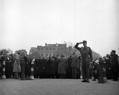 द्वितीय विश्व युद्ध (1939-1945) - द्वितीय विश्व युद्ध (WWII या WW2): पेरिस (फ्रांस) 11 नवंबर 1944: 1918 के युद्धविराम के उत्सव के दौरान, ब्रिटिश प्रधान मंत्री विंस्टन चर्चिल और जनरल डी गॉल, जिन्होंने अभी-अभी माल्यार्पण किया है मकबरे पर फूलों की द्वारा अज्ञात