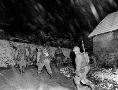 द्वितीय विश्व युद्ध (1939-1945) - द्वितीय विश्व युद्ध (WWII या WW2): लैंगफॉस का क्षेत्र (वोसगेस) नवंबर 1944: 7 वीं अमेरिकी सेना के 36 वें डीआई के 142 वें आरआई के इन्फैंट्रीमैन एक बर्फीले तूफान के तहत लाइनों से लौटते हैं द्वारा अज्ञात