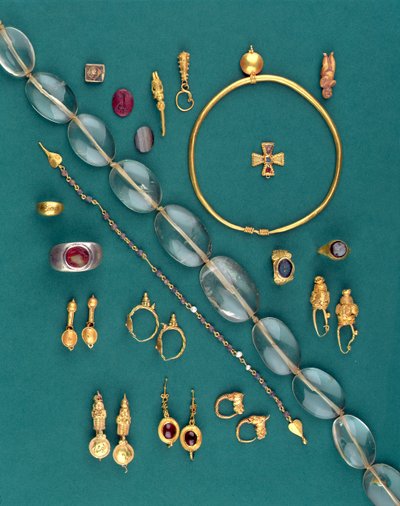 रोमन, बीजान्टिन और एकेमेनिड आभूषणों का चयन, c.1000BC से 7 वीं शताब्दी ईस्वी तक (सोना, चांदी, सुलेमानी, लाल जैस्पर, हड्डी और कांच) द्वारा अज्ञात