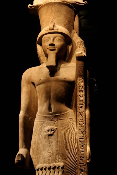 गुलाबी रंग में 19वें राजवंश के फिरौन सेठी II (सेटी या सेटी) (1200-1194 ईसा पूर्व) की मूर्ति, इसमें ट्यूरिन के मिस्र के संग्रहालय, भगवान आमोन के प्रतीक के साथ एक राजदंड है। द्वारा अज्ञात