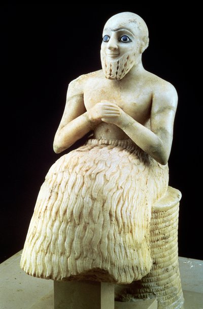 मारी, हिट, इराक, मध्य फरात, सुमेरियन, प्रारंभिक राजवंश काल, c.2500 ईसा पूर्व (जिप्सम और लैपिस लाजुली) में ईशर के मंदिर से आधिकारिक एबिह-इल की मूर्ति (यह भी देखें ७१५०७) द्वारा अज्ञात