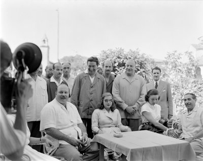 मिस्र के राजा फारूक (मिस्र के फारूक प्रथम, मिस्र के फारूक प्रथम) अपनी पत्नी के साथ टोरसेलो (वेनिस) में लोकांडा सिप्रियानी में - १९५१ द्वारा अज्ञात