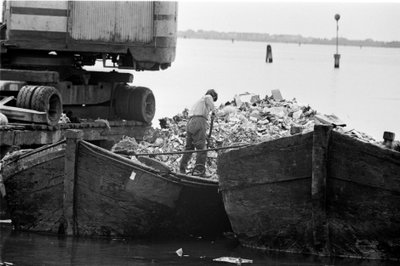 SACCA San BIAGIO इन GIUDECCA (वेनिस): लैगून का द्वीप जहां वेनिस के लैंडफिल जमा होते हैं, निवासी। 1965 द्वारा अज्ञात