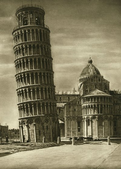 1925 में पीसा के गुंबद (डुओमो) की झुकी हुई मीनार और एप्स द्वारा अज्ञात