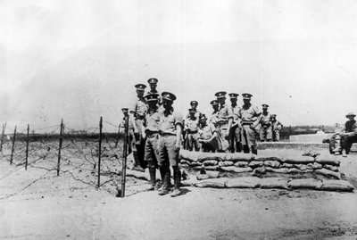 Tientsin (टियांजिन), चीन, नवंबर 1924: चीनी युद्ध के सैनिकों द्वारा शहर पर कब्जा करने से पहले अंतरराष्ट्रीय रियायतों के बाहर एक पोस्ट में ब्रिटिश सैनिक लॉर्ड फेंग युक्सियांग (फेंग यू-हसियांग, फेंग यू हिसियांग) - टिएंसिन (तियानजिन) , चीन, Novem द्वारा अज्ञात कलाकार
