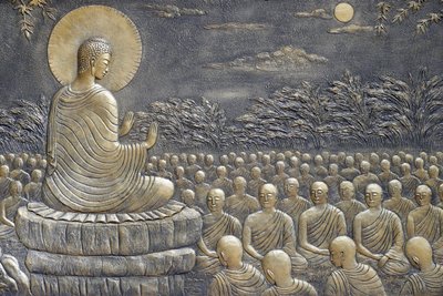 तिन्ह ज़ा नगोक चाऊ बौद्ध मंदिर, बुद्ध का जीवन, सिद्धार्थ गौतम, शिष्यों के साथ बुद्ध, शिक्षण, बुद्ध ने अपने पहले साठ अरिहंत शिष्यों को सिद्धांत का प्रचार करने के लिए अलग-अलग दिशाओं में जाने के लिए प्रोत्साहित किया, चौ डॉक्टर, वियतनाम, 2018 (फो द्वारा अज्ञात