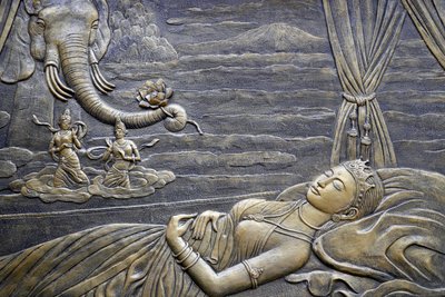 तिन्ह ज़ा नगोक चाऊ बौद्ध मंदिर, बुद्ध का जीवन, सिद्धार्थ गौतम, बुद्ध की माँ माया सफेद हाथी के गर्भ में प्रवेश करने का सपना देखती है, चाऊ डॉक्टर, वियतनाम, 2018 (फोटो) द्वारा अज्ञात