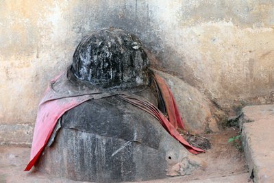 एक कॉन्वेंट के प्रवेश द्वार पर वूडू बुत। टोगोविल, टोगो द्वारा अज्ञात