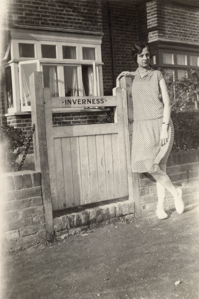 इनवर्नेस बी एंड बी के बाहर महिला, ब्रॉडस्टेयर, केंट, c 1920s द्वारा अज्ञात