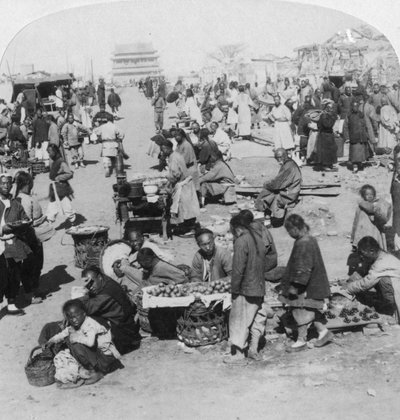 टार्टर उत्तरी शहर का एक बाजार, ड्रम टॉवर की ओर, पेकिंग बीजिंग, चीन, 1901 द्वारा अंडरवुड और अंडरवुड