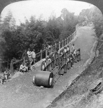 दार्जिलिंग हाइवे, 1903 पर एक महिला वर्क टीम। द्वारा अंडरवुड और अंडरवुड