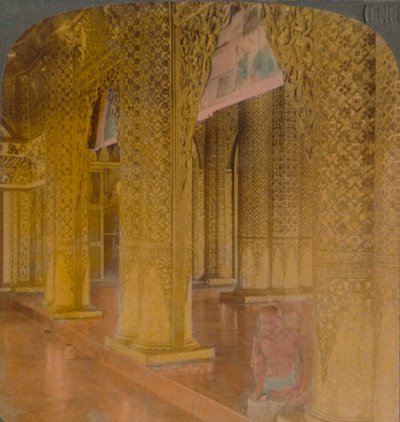 सोने और रंगों में महंगे सजावट के साथ बौद्ध मंदिर का इंटीरियर, मौलमीन, बर्मा, 1907। कलाकार: एल्मर अंडरवुड, बर्ट एलियास अंडरवुड। द्वारा अंडरवुड और अंडरवुड
