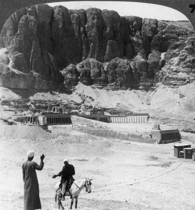 उम्र के लिए दफन - Der-el-Bahri, Thebes, Egypt, 1905 पर मंदिर के उपनिवेशित इलाके। द्वारा अंडरवुड और अंडरवुड