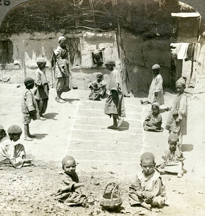 होपस्कॉच खेलने वाले बच्चे, कश्मीर, भारत, c1900s। द्वारा अंडरवुड और अंडरवुड