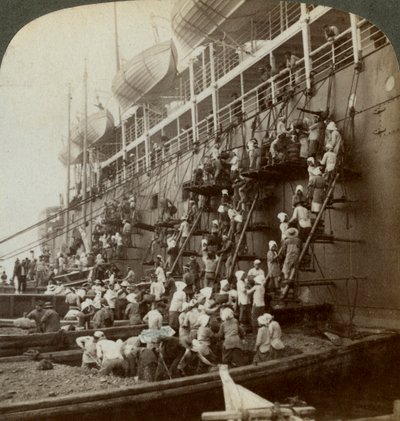 नागासाकी, जापान के 1904 के किलेबंद नौसैनिक स्टेशन पर प्रशांत मेल एसएस साइबेरिया का कोयला द्वारा अंडरवुड और अंडरवुड