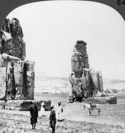 1905 में थेब्स, मिस्र में कोलोसल मेमन की मूर्तियाँ द्वारा अंडरवुड और अंडरवुड