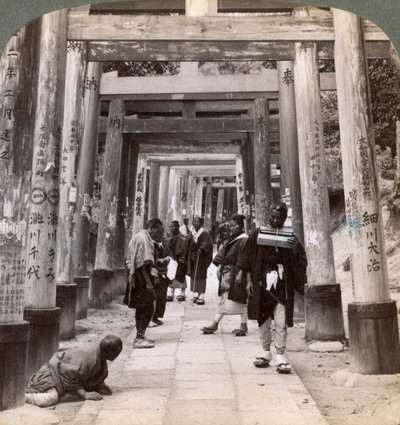 पवित्र टोरी की लंबी पंक्तियों में आना और जाना, इनारी, क्योटो, जापान, 1904 का शिंटो मंदिर द्वारा अंडरवुड और अंडरवुड