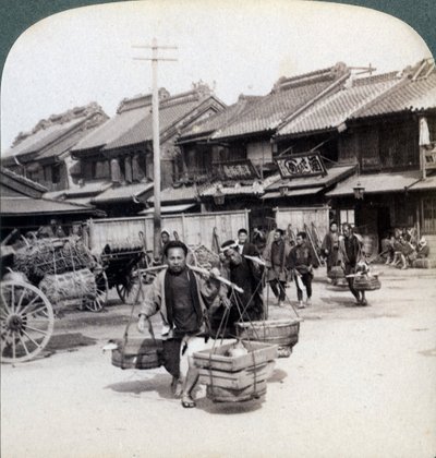 कुली, टोक्यो में सड़क दृश्य, 1896 द्वारा अंडरवुड और अंडरवुड