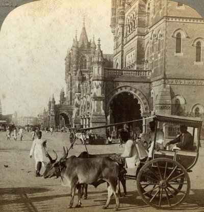 एक्का, विक्टोरिया स्टेशन, बॉम्बे, भारत के बाहर, c1900s। द्वारा अंडरवुड और अंडरवुड