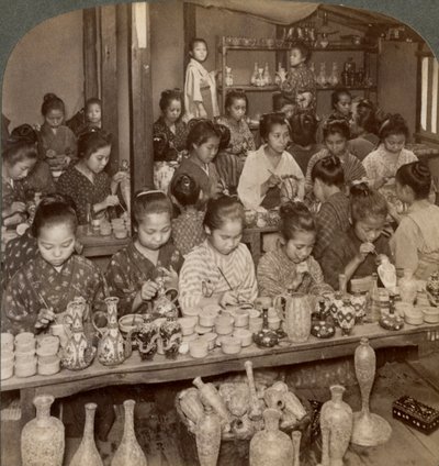 विदेशी बाजारों, क्योटो, जापान, 1904 के लिए सस्ते बर्तनों को सजाने वाली कारखाने की लड़कियाँ द्वारा अंडरवुड और अंडरवुड