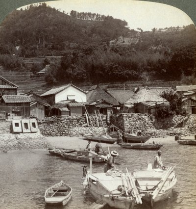 अंतर्देशीय सागर पर ओबेटेक का मछली पकड़ने वाला गाँव, 1904 की सीढ़ीदार चावल के खेतों में उत्तर की ओर देख रहा है, जापान द्वारा अंडरवुड और अंडरवुड