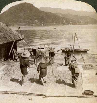 इनलैंड सी, जापान, 1904 में मछली पकड़ने के समुद्र तट के बगल में बहती जौ। द्वारा अंडरवुड और अंडरवुड
