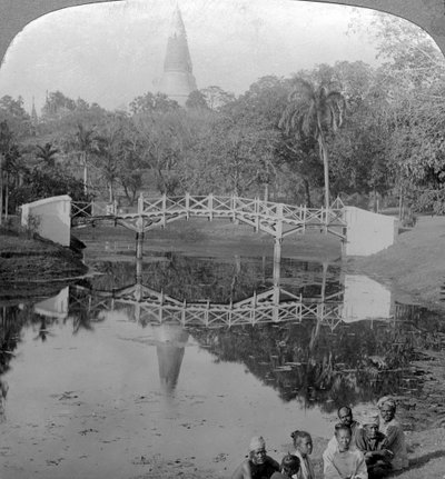 किले के बगीचे और श्वेदागोन पैगोडा, रंगून, बर्मा, c1900s। द्वारा अंडरवुड और अंडरवुड
