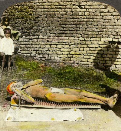 20 वीं शताब्दी की शुरुआत में, भारत के कलकत्ता, काली मंदिर के पास नाखूनों के बिस्तर पर हिंदू भक्त द्वारा अंडरवुड और अंडरवुड