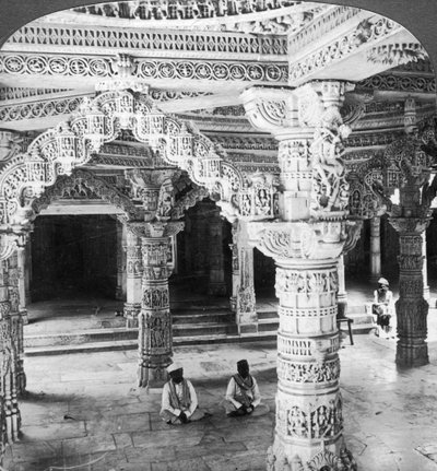 विमला साह, माउंट आबू, भारत, 1903 के मंदिर का आंतरिक भाग। द्वारा अंडरवुड और अंडरवुड