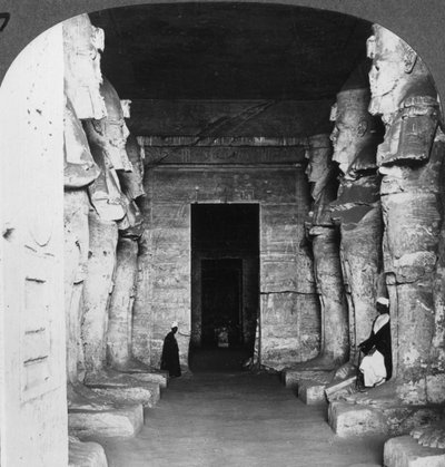 1905 में मिस्र के अबू सिंबल के रॉक-हेवन मंदिर का आंतरिक भाग। द्वारा अंडरवुड और अंडरवुड