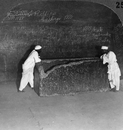 ग्रेट पिरामिड, मिस्र, 1905 में, खुफ़स सरकोफैगस, लुटेरों द्वारा तोड़ा गया। द्वारा अंडरवुड और अंडरवुड
