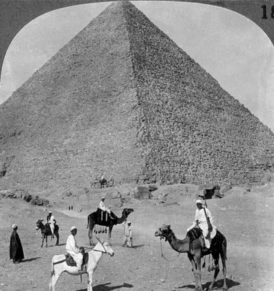 किंग ख़ुफ़ुस कब्र, गीज़ा का महान पिरामिड, मिस्र, 1905। द्वारा अंडरवुड और अंडरवुड