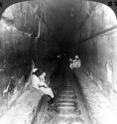 ग्रेट पिरामिड, मिस्र, 1905 के भीतर खुफ़स सेपुलचर के मुख्य मार्ग को देखना। द्वारा अंडरवुड और अंडरवुड