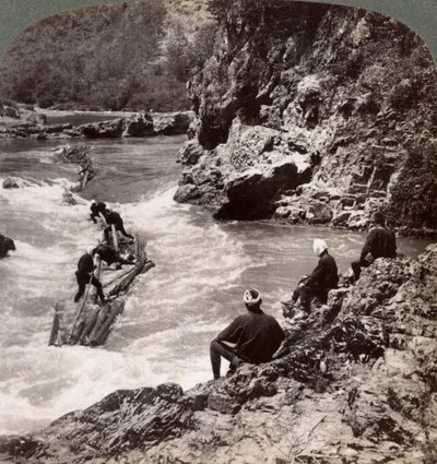 लोग एक लॉग बेड़ा पर, कात्सुरा नदी, क्योटो, जापान, 1904 पर होज़ू रैपिड्स की शूटिंग करते हैं द्वारा अंडरवुड और अंडरवुड
