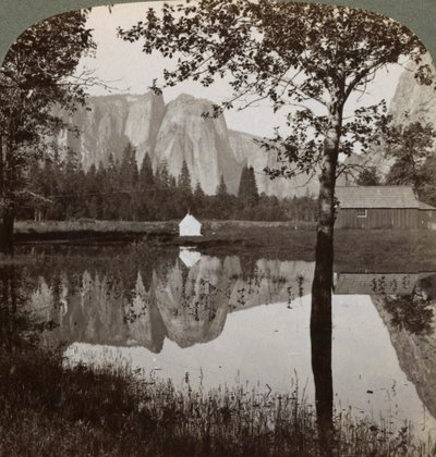 कैथेड्रल रॉक्स, योसेमाइट वैली, कैलिफोर्निया, संयुक्त राज्य अमेरिका, 1902 का दर्पण दृश्य। द्वारा अंडरवुड और अंडरवुड
