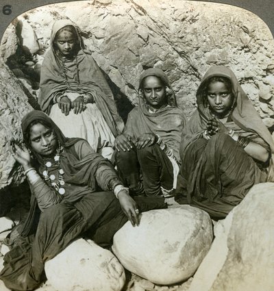 देशी भुजजी लड़कियाँ, सतलज, हिमालय, भारत, c1900s। द्वारा अंडरवुड और अंडरवुड