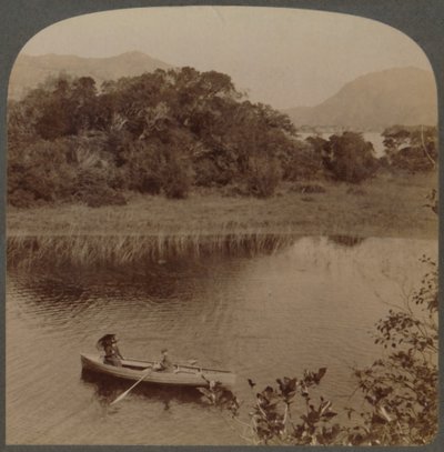 सुंदर किलरनी की ऊपरी झील पर, आयरलैंड, 1901। द्वारा अंडरवुड और अंडरवुड