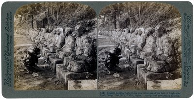 लाइट ऑफ दैया नदी, निक्को, जापान, 1904 की मूर्तियों की एक पंक्ति से पहले प्रार्थना करते हुए किसान। द्वारा अंडरवुड और अंडरवुड