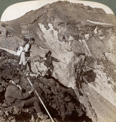 लावा से पीरिंग ने माउंट फुजिस फुजियामास क्रेटर, जापान में 1904 में रिम को सौंपा। द्वारा अंडरवुड और अंडरवुड