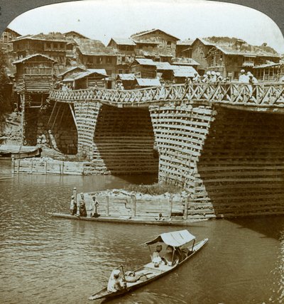 क्वेंट ब्रिज और मकान, सिटी ऑफ़ सन, कश्मीर, भारत, c1900s। द्वारा अंडरवुड और अंडरवुड