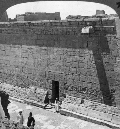 लड़ाई के दृश्य और पीछा, मेडिनेट हबू, थेब्स, मिस्र, 1905 में एक दीवार पर उकेरा गया। द्वारा अंडरवुड और अंडरवुड