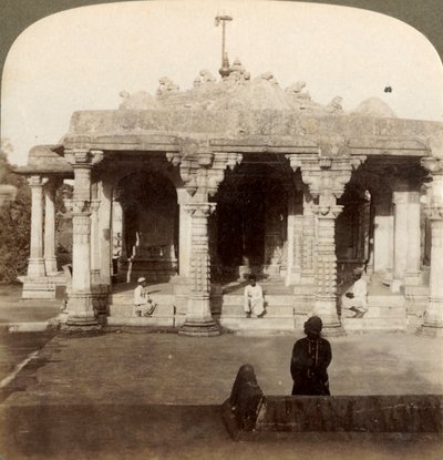 1903 में भारत के जैनियों के पवित्र पर्वत अबू पर दिलवर्रा में शानदार संगमरमर के मंदिर। द्वारा अंडरवुड और अंडरवुड